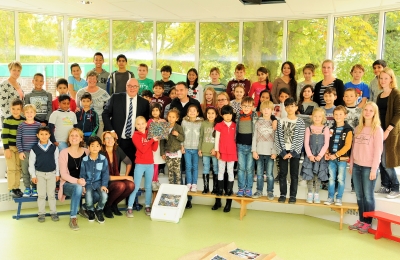 op de groepsfoto met de wethouder en de knikkertegel