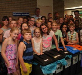 Kinderen van de Savioschool met de juf, Jeroen Spanbroek en wethouder De Jong bij het milieuplein