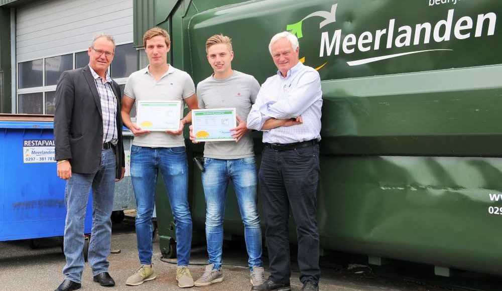 Louis, Frans en Kees Bakker nemen de certificaten in ontvangst uit handen van Henny Rijsdijk van Meerlanden Bedrijfsafval