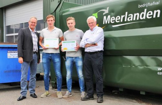 Louis, Frans en Kees Bakker nemen de certificaten in ontvangst uit handen van Henny Rijsdijk van Meerlanden Bedrijfsafval