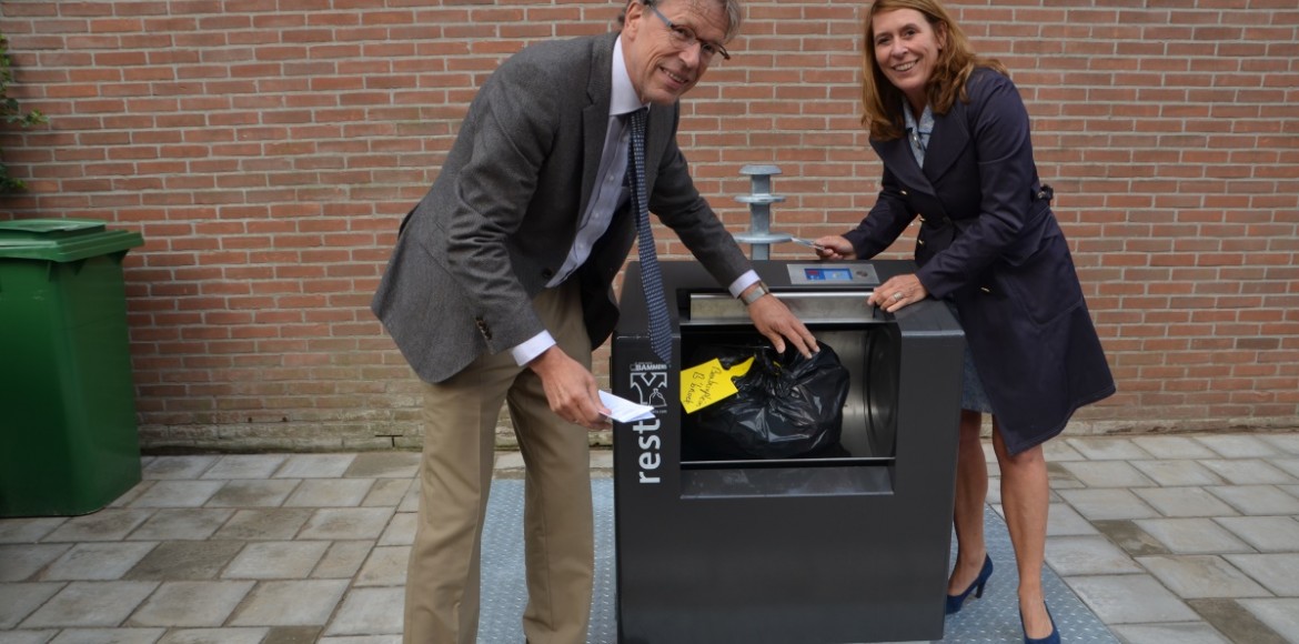 Ondergrondse restafvalcontainer geopend door Richard Kruijswijk en Angeline Kierkels