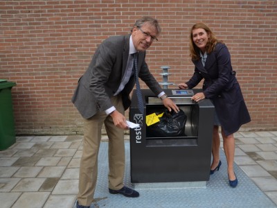 Ondergrondse restafvalcontainer geopend door Richard Kruijswijk en Angeline Kierkels