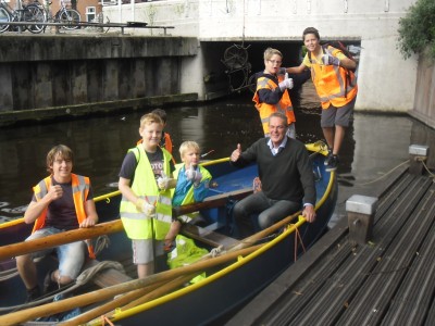 Scouts Tjarda Hillegom en wethouder Anne de Jong ruimen op