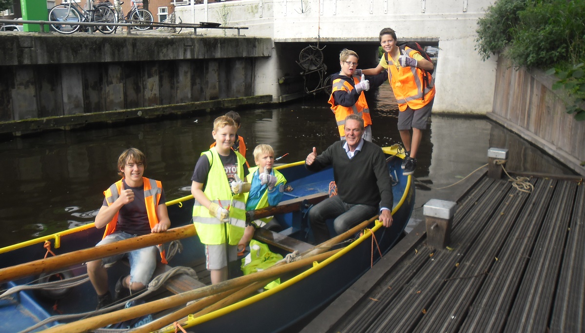 Scouts Tjarda Hillegom en wethouder Anne de Jong ruimen op