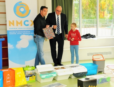 Joost Boermans legt uit hoe de knikkertegel is gemaakt van gerecycled plastic